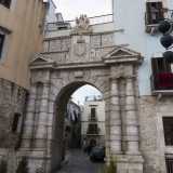 Siamo ora dinanzi alla Porta del Carmine, l'ingresso monumentale del borgo antico. Parte integrante della fortificazione realizzata dai normanni tra il XI e il XII secolo, fu profondamente restaurata nel 1677